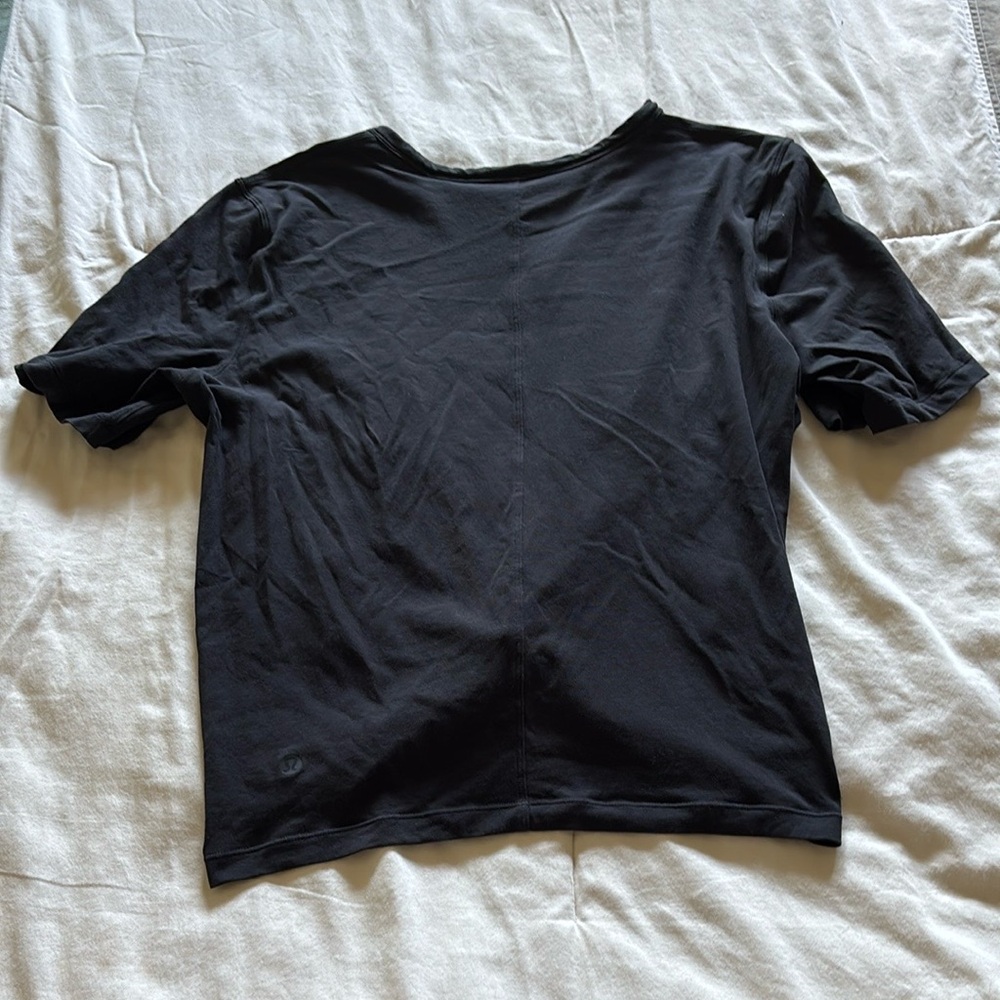 Lululemon cropped tee. Sz 6. - Picture 2 of 3